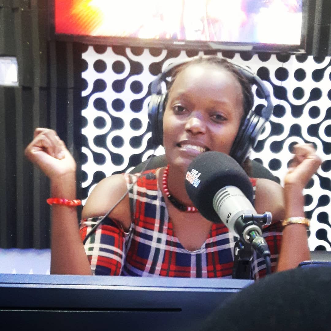 Uwimana Jane asanzwe ari umunyamakuru n'umuririmbyi mwiza wa Karaoke mu Rwanda