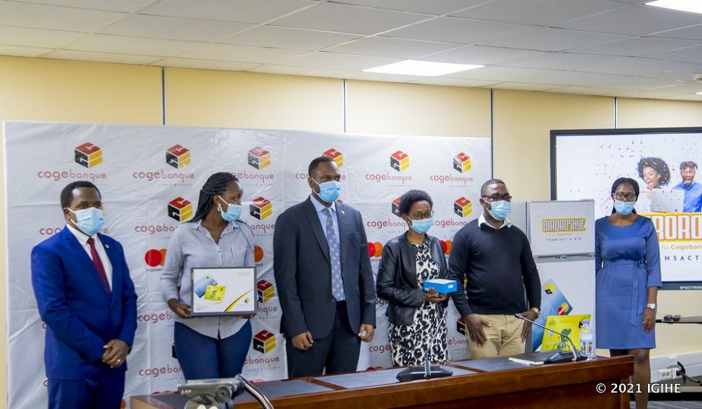 Mu gusoza ubukangurambaga bwa Cogebanque, abanyamahirwe batatu bahawe ibihembo bitandukanye