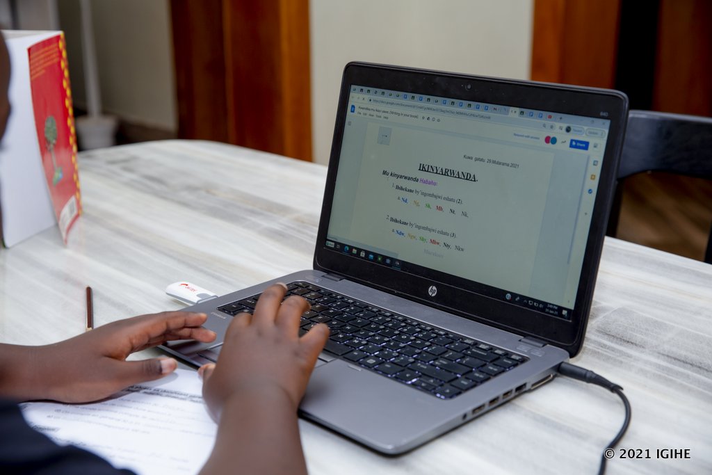 Uyu yari ari kwiga Ikinyarwanda
