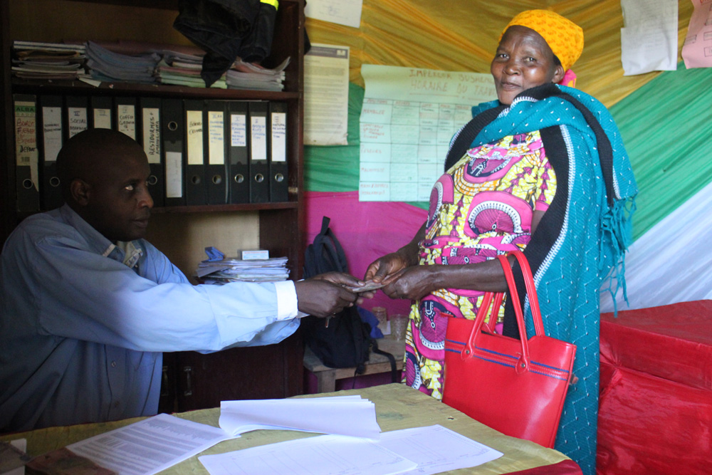 Uzamushaka Theresia yakira amafaranga azamufasha kurihira abanyeshuri no gukorera kawa ye