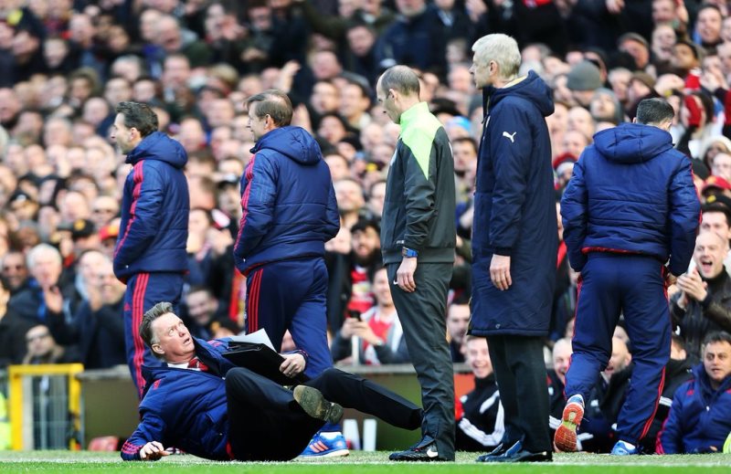 Mu kwerekana uburyo abakinnyi ba Arsenal bigwishaga mu kibuga, Van Gaal nawe yigushije hasi
