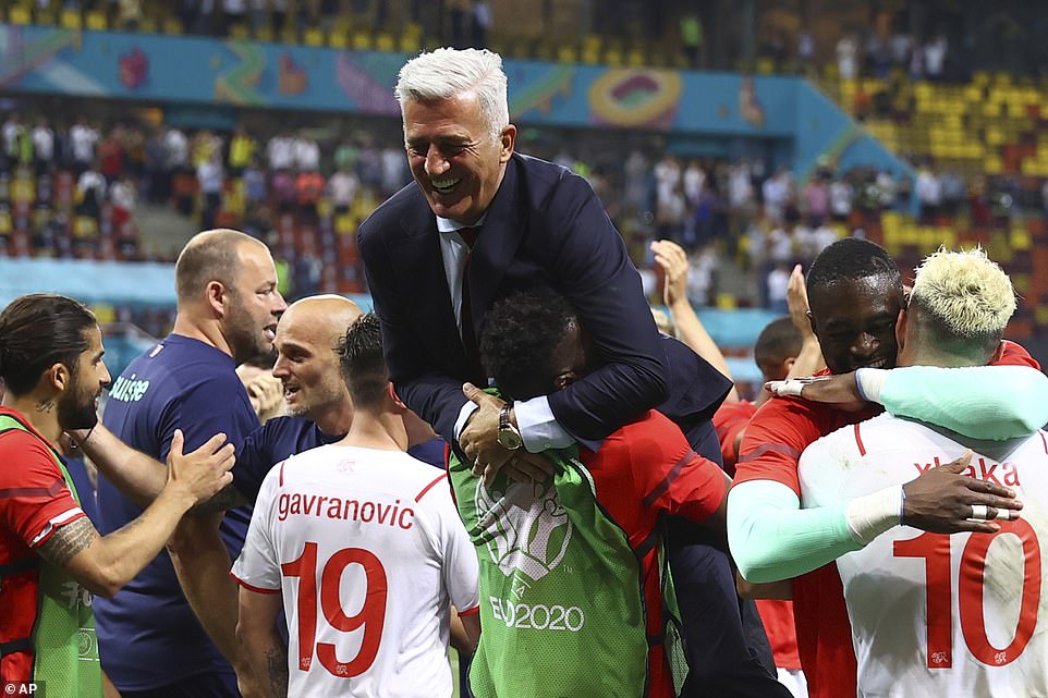 Vladimir Petkovic utoza u Busuwisi, yateruwe nyuma y'umukino