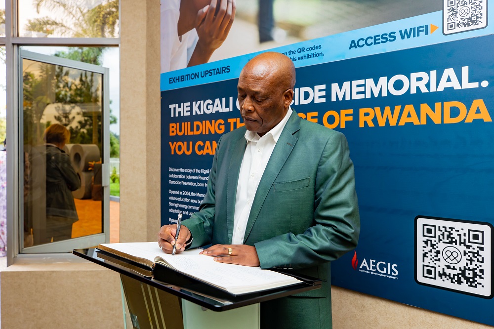 Vusitsemba Ndima yandika mu gitabo cy'abashyitsi ku rwibutso rwa Jenoside rwa Kigali
