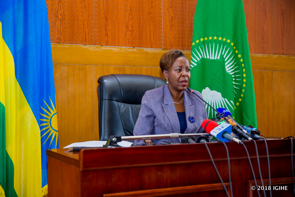 Minisitiri w’Ububanyi n’Amahanga, Louise Mushikiwabo, yihanganishije imiryango yabuze ababo mu baheruka gukubitwa n’inkuba/ Ifoto: Niyonzima Moses