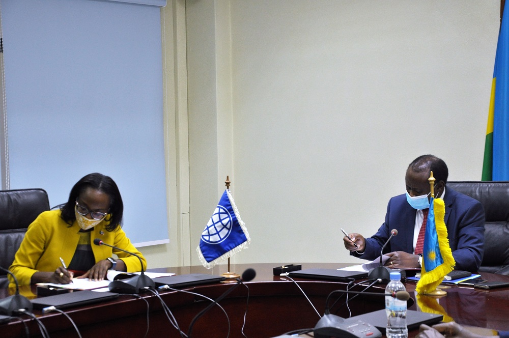 Minisitiri w'Imari n'Igenambigambi, Uziel Ndagijimana n'Umuyobozi wa Banki y'Isi mu Rwanda, Rolande Pryce bashyira umukono ku masezerano y'iyi nkunga