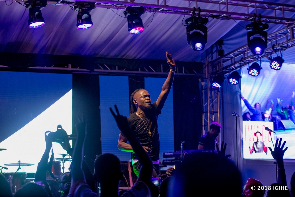 Weasel yagaragazaga ko afite intimba yo kuba asigaye aririmba ari wenyine