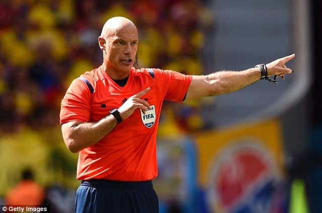 Umwongereza Howard Webb arasifura umukino wa Brazil na Chili