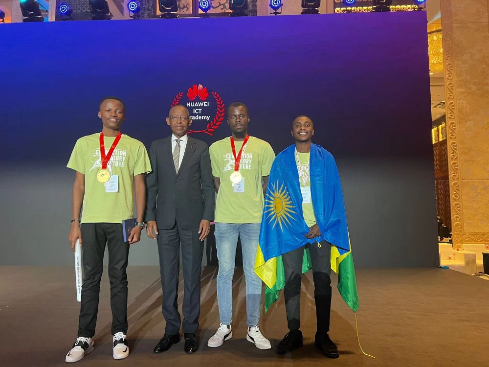 Itsinda ry'abanyeshuri b'u Rwanda riri kumwe na Ambasaderi James Kimonyo