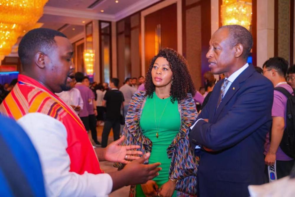 Ambasaderi Kimonyo aganira na bamwe mu bitabiriye