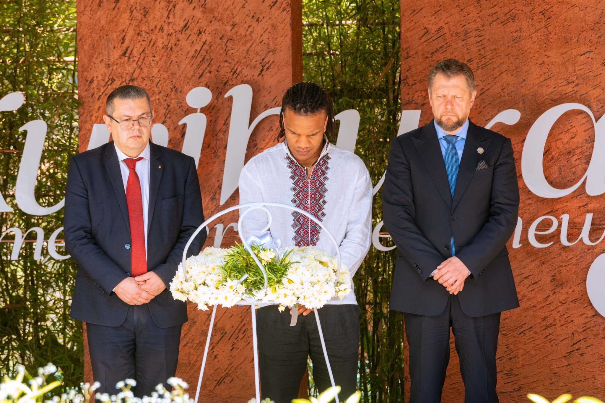 Zhan Beleniuk yasuye Urwibutso rwa Jenoside rwa Kigali yunamira inzirakarengane zazize Jenoside yakorewe Abatutsi mu 1994