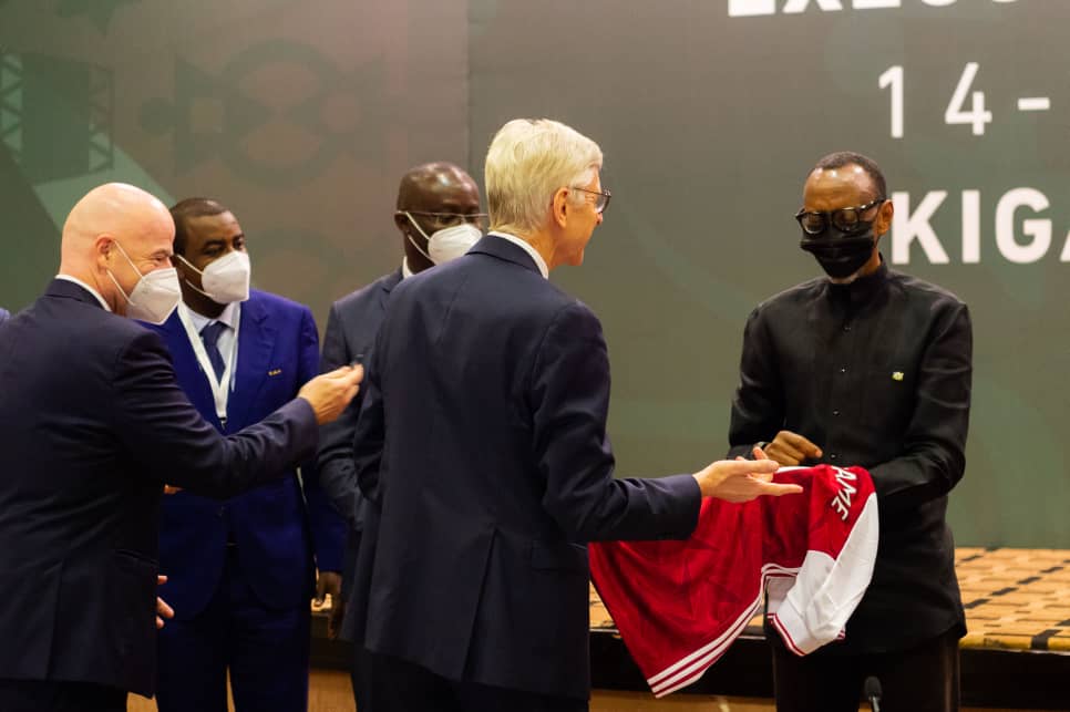 Arsène Wenger yavuze ko impamvu yahaye umwambaro wa Arsenal Perezida Kagame, ari uko azi ko asanzwe ari umukunzi wayo