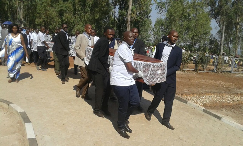 Senderi aherekeza abo mu muryango we bazize Jenoside yakorewe Abatutsi