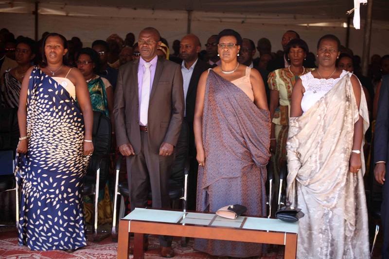 Minisitiri Uwacu Julienne (iburyo) na Hon.Mukabalisa Donatila bitabiriye uyu muhango