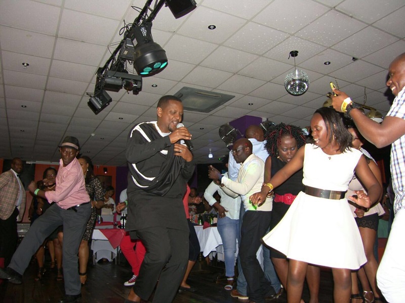 Nyuma yo kuva i Birmingham, Masamba azaririmbira i Londres