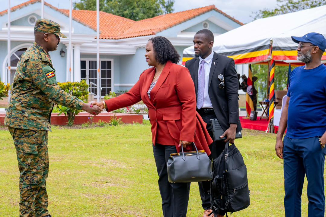 Gen Muhoozi usanzwe ari umukunzi w’umukino wa Basketball yakiriye Clare Akamanzi