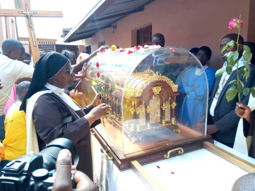 Abemera gatolika bari bacyereye kwakira ibisigazwa by'umubiri wa Tereza w'Umwana Yezu ubwo byagezwaga i Kanombe ku wa 13 Kamena 2018