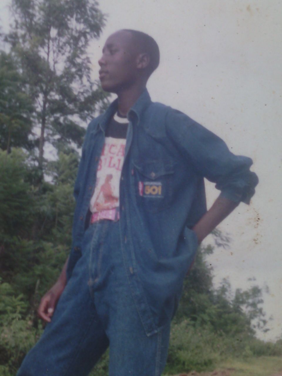 Senderi ubwo yari akiba iwabo mu cyaro i Nyarubuye, iyi myambaro ngo yari igezweho muri za 1995, yayiguze umushahara wa mbere yakuye mu gisirikare