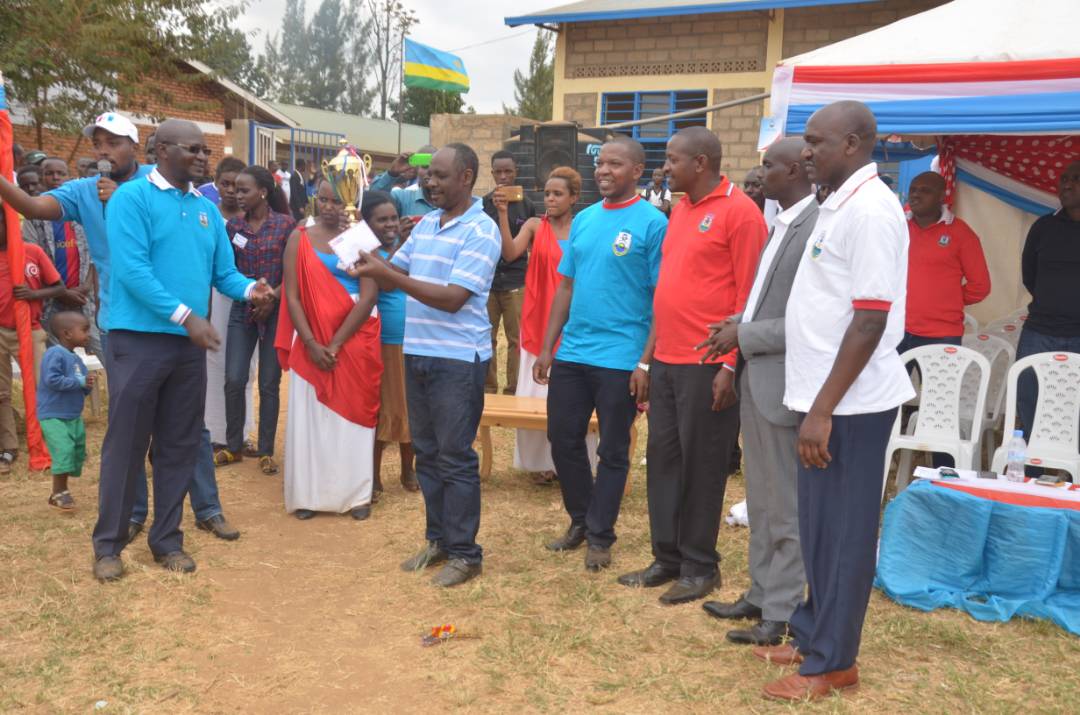 Ikipe y’Umudugudu wa Gakore yahawe igikombe cy’ikipe yitwaye neza, ihize izindi mu Kagari ka Nyabugogo