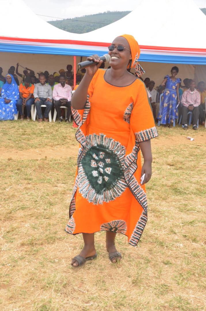 Umutoni Assia ufite abana bane yatanze ubuhamya bw'uko Perezida Kagame yamubereye umubyeyi akamugoboka nyuma yo kurokoka Jenoside, akaba asigaye yikorera mu gishoro yakuye muri VUP