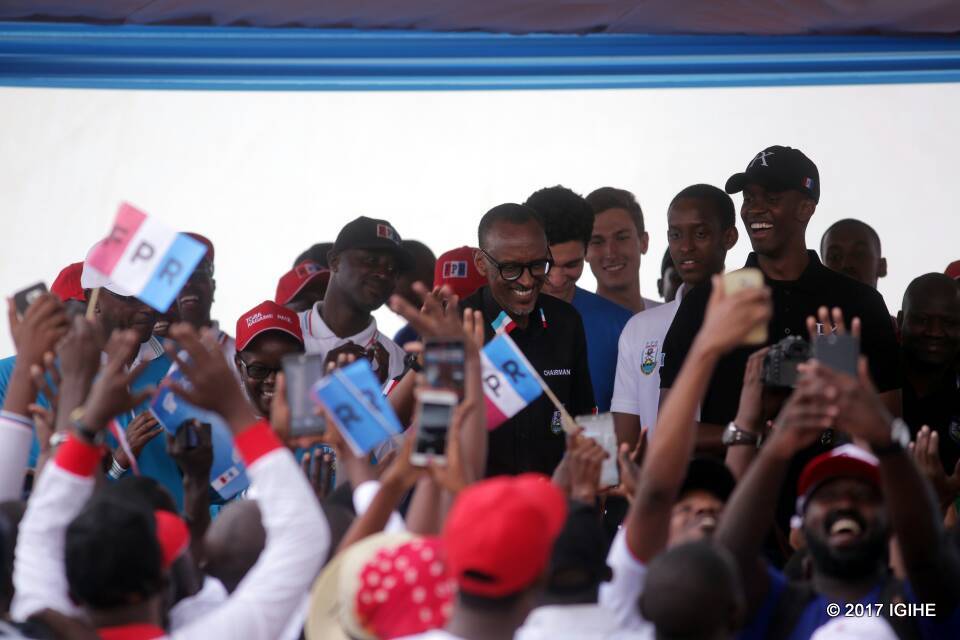Paul Kagame yahuje urugwiro n'abo mu Mujyi wa Nyagatare