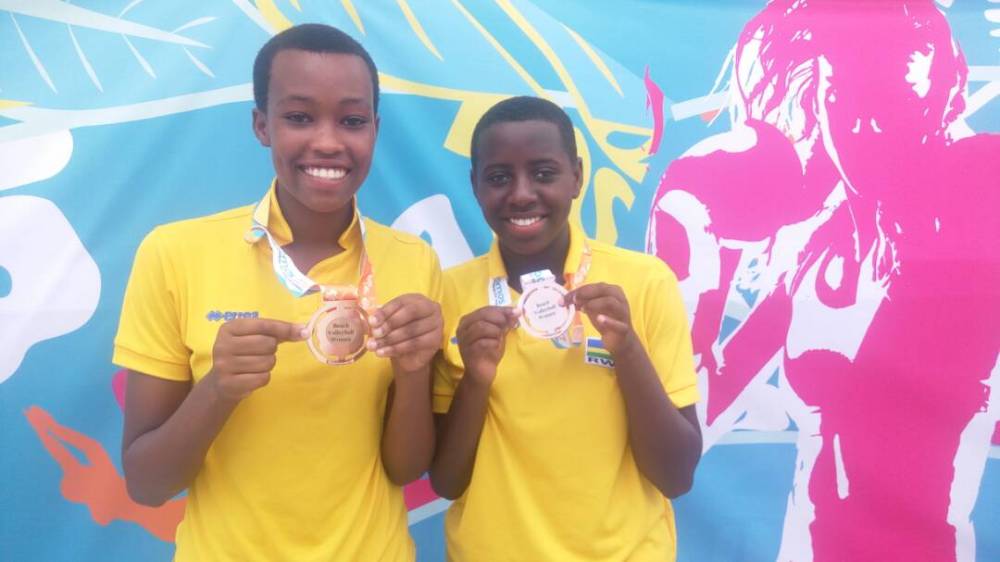 Penelope Musabyimana (ibumoso) na Valentine Munezero bakina mu ikipe y'igihugu y'abangavu ya Beach Volley Ball begukanye umudali wa bronze muri Commonwealth Youth Games