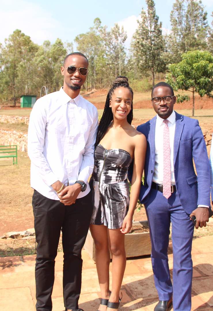 Hakizimana Lionel n'umukunzi we Lauren Richardson bari kumwe na Kenneth Agutamba ushinzwe Itumanaho muri Banki ya Kigali