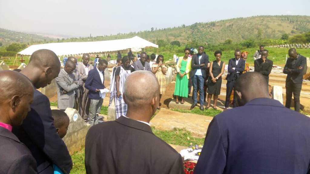 Abaririmbyi ba True Promises bashyira indabo ku mva ishyinguyemo Kiruhura i Rusororo