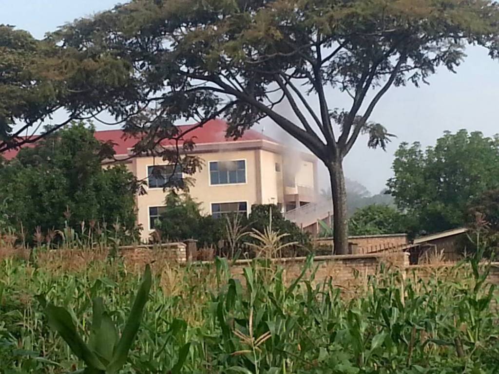 Umwotsi wacumbaga ubwo inyubako yatangiraga gushya mu masaha y'igitondo
