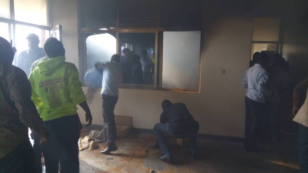 Abanyeshuri bifashishije umucanga mu kuzimya umuriro