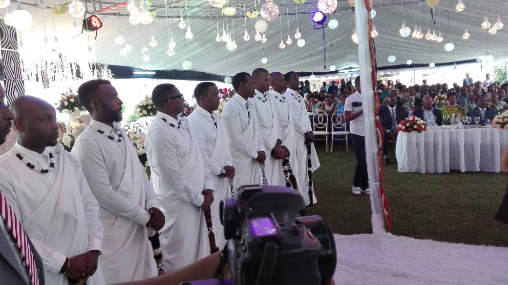 AY n'abasore bari bamugaragiye ubwo bari mu muhango wo gusaba no gukwa