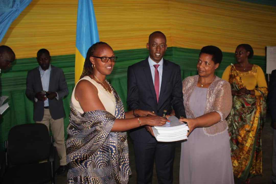 Umuyobozi w'Akarere mushya yashyikirijwe inshingano
