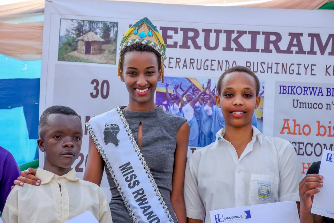 Miss Rwanda 2018 na bamwe mu banyeshuri bo muri Ngororero