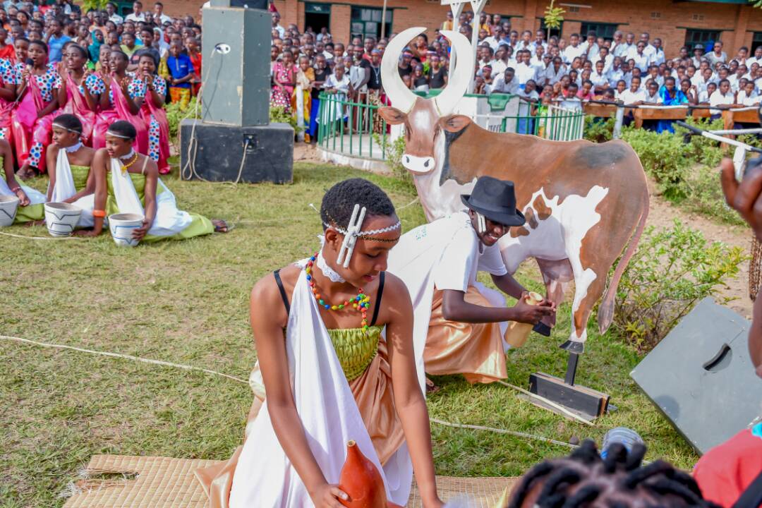 Hano urubyiruko rwerekwaga akamaro k'inka n'uburyo bwo gufata neza amata hubahirijwe umuco nyarwanda