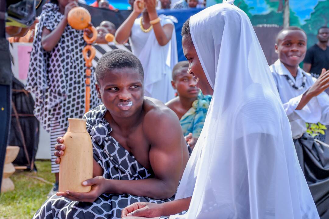 Urubyiruko rwahawe amata ruyanywesha inkongoro