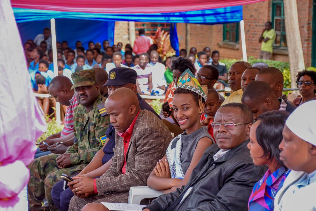 Miss Iradukunda Liliane na bamwe mu bayobozi b'Akarere ka Ngororero