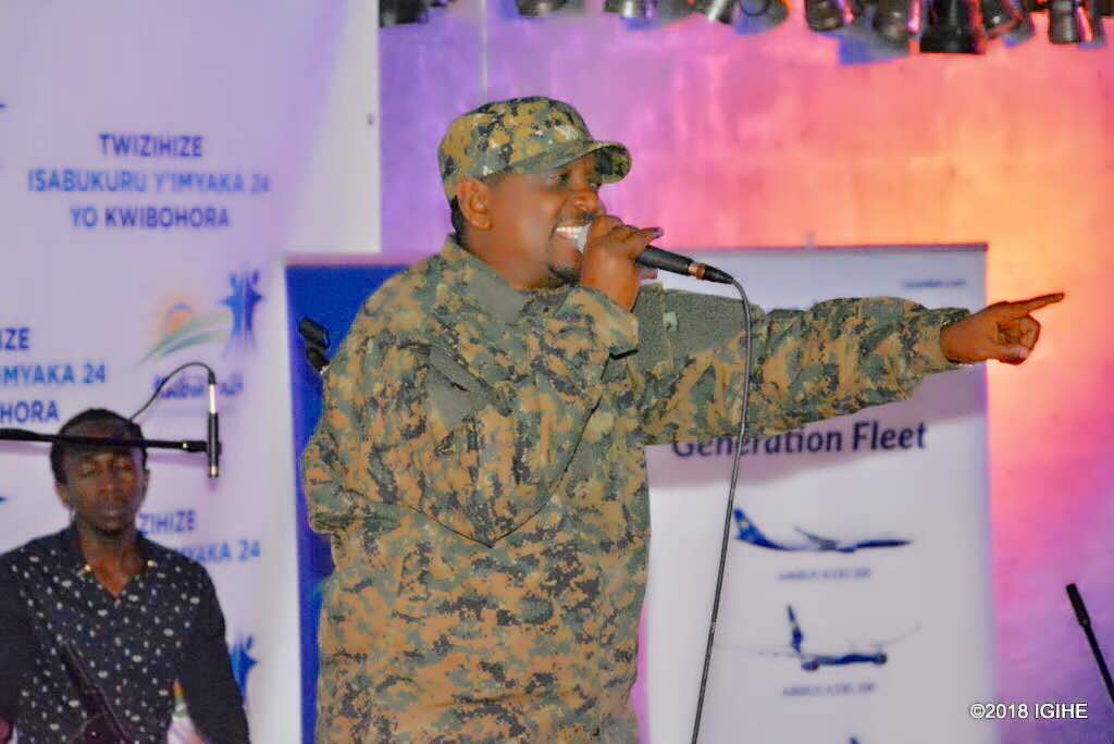 Masamba yataramye yambaye imyenda ya gisirikare mu kwibutsa Abanyarwanda ibihe by'urugamba rwo kwibohora