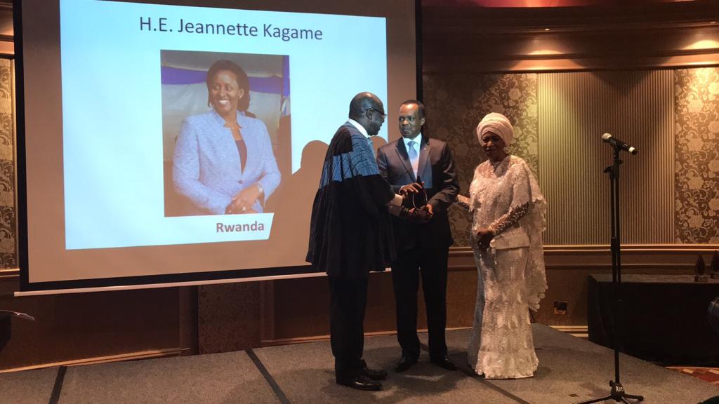Ubwo Amb. Vincent Karega yashyikirizwaga igihembo cyagenewe Madamu Jeannette Kagame nk'umugore w'indashyikirwa muri Afurika