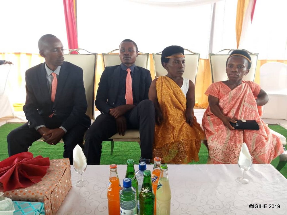 Ndayitegeye Aaron na Mukeshimana Josée bicaye mu myanya y'icyubahiro