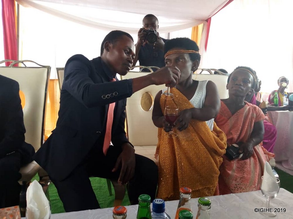 Kugira ngo basangire ku kirahuri, byasabye ko umugabo aba yicaye, umugore ahagaze