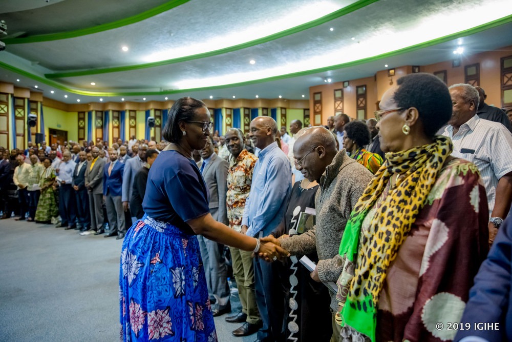 Madamu Jeannette Kagame asuhuza abitabiriye umuhango wo kumurika igitabo “Les collines se souviennent’’ cya Dr Gasana Oscar
