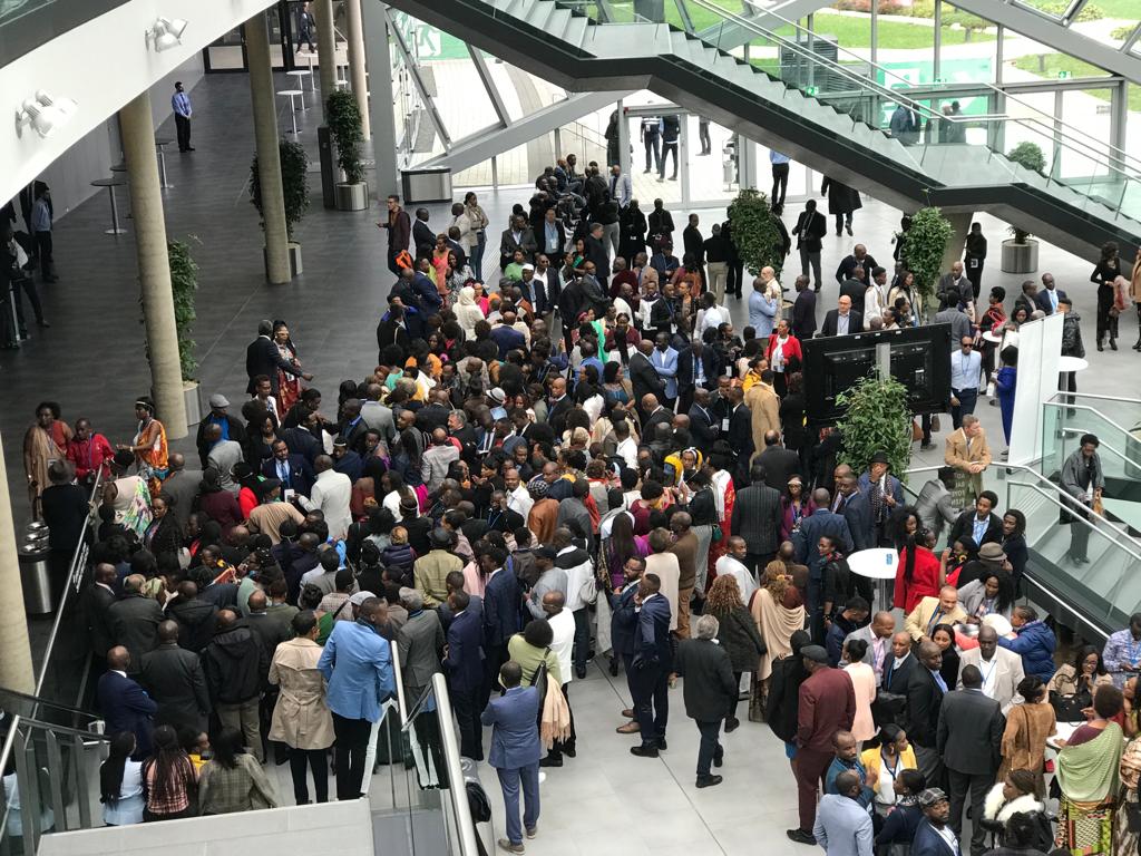 Abanyarwanda bari babukereye biteguye kwinjira mu nyubako ya World Conference Center imaze imyaka irenga 20 yakira inama zikomeye