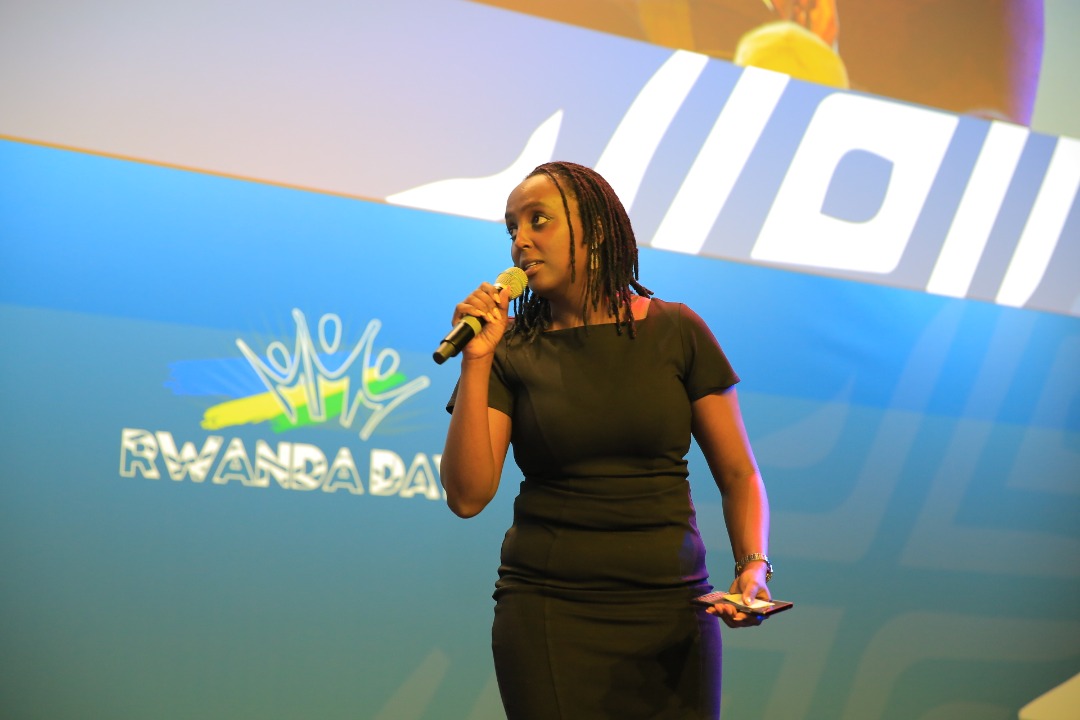Umunyamakuru wa Kiss FM, Isheja Sandrine ari mu bayoboye igitaramo