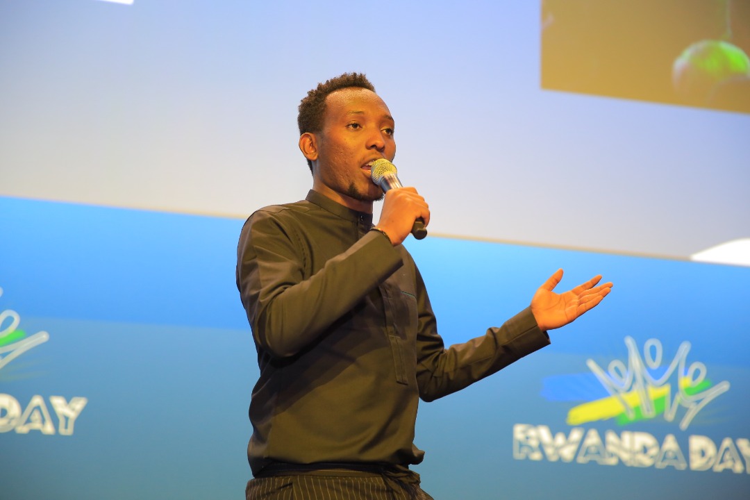 Umunyarwenya akaba n'umushyushyarugamba Nkusi Arthur yayoboye igitaramo