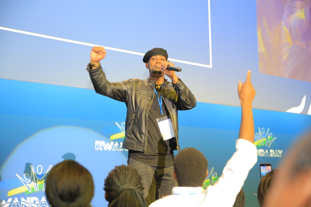 Kitoko Bibarwa uba mu Bwongereza yishimiwe mu ndirimbo ze zamamaye hambere