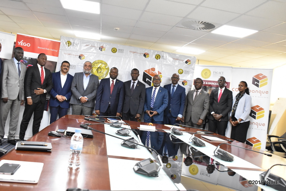 Hafashwe ifoto y'urwibutso nyuma yo gushyira umukono ku masezerano