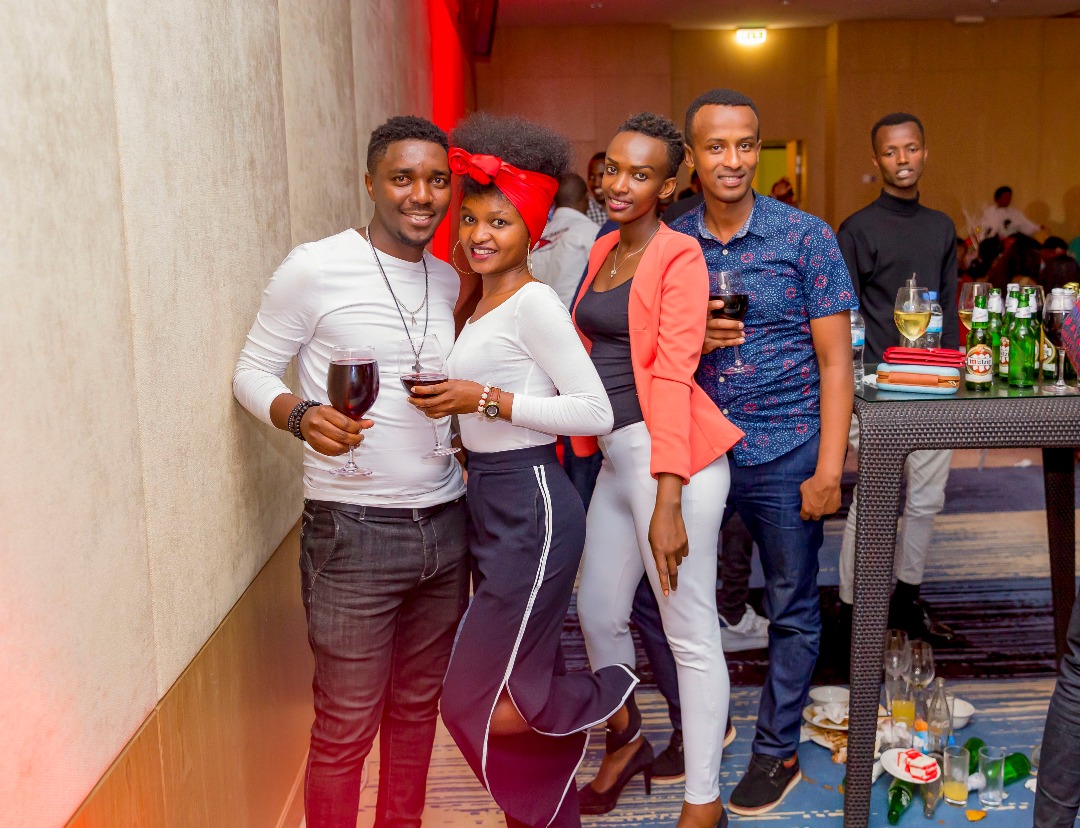 Nta cyaka cyari muri ubu busabane. Buri wese yakirijwe icyo kunywa kimunyura
