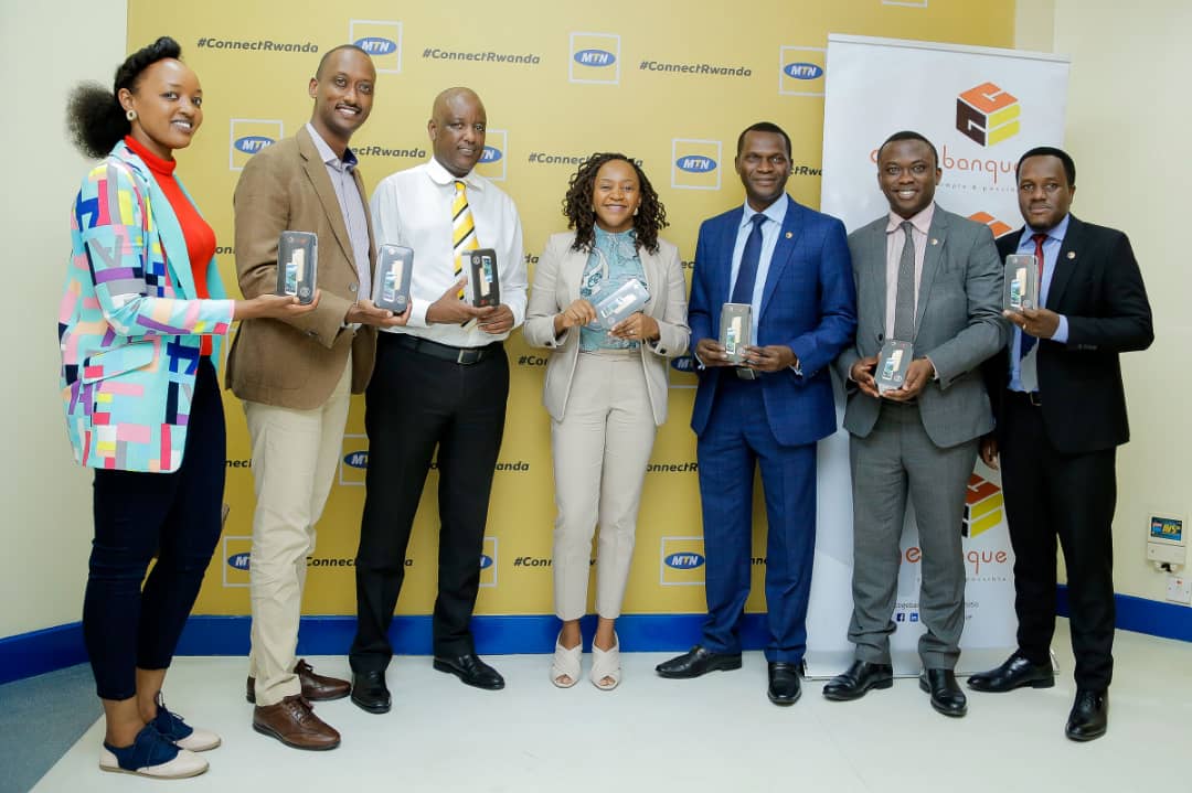 Abayobozi bakuru mu nzego zitandukanye bitabiriye igikorwa Cogebanque yatangiyemo telefoni 1000 zizahabwa abaturage