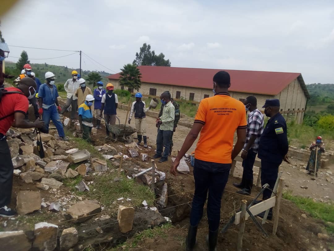 Ku rwego rw’Akarere ka Ruhango hatangirijwe ibikorwa byo kubaka ibyumba by’amashuri mu Ishuri ribanza rya Kageyo ahateganyijwe kubakwa ibyumba bitanu