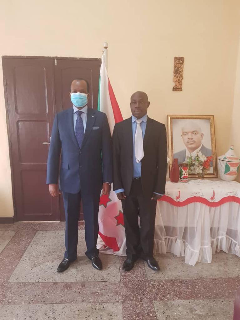 Ambasaderi w’u Rwanda muri Repubulika Iharanira Demokarasi ya Congo (RDC), Vincent Karega yaganiriye na mugenzi we w’u Burundi muri icyo gihugu, Ambasaderi Jean Baptiste Biherengende ku kunoza umubano w’ibihugu byombi