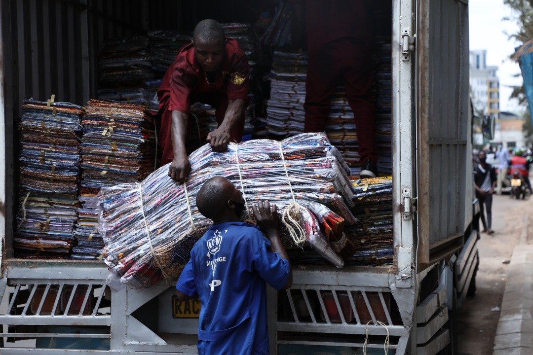 Yari afite ibigo bicuruza ibitege yanditse ku bandi